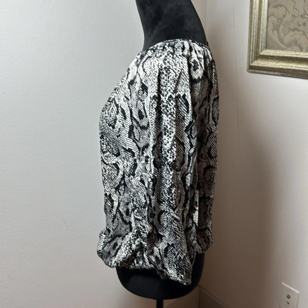 Ellen Tracy snake print split collar ties elastic waist 3/4 sleeves top blouse M